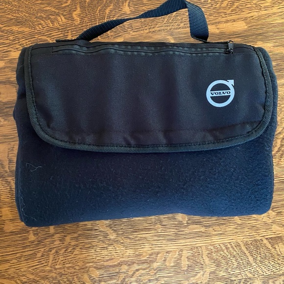 Fleece-covered Volvo accessory for the car - Picture 4 of 5